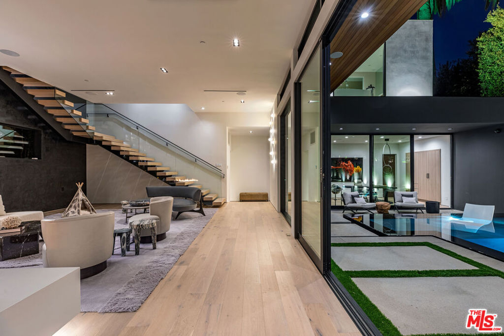 1172 N Doheny Drive