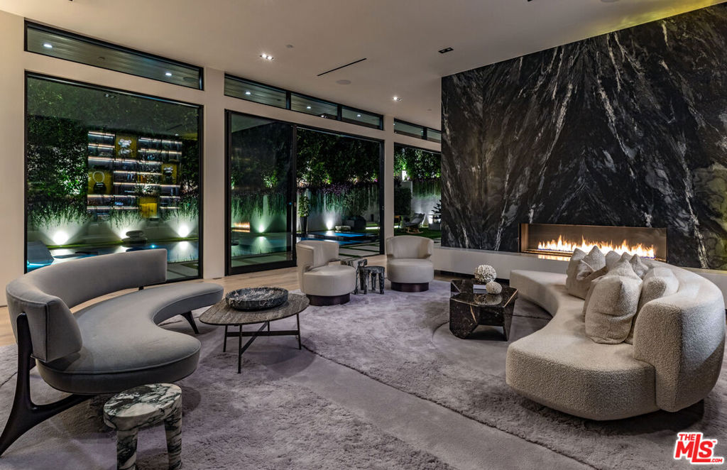 1172 N Doheny Drive