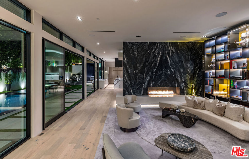 1172 N Doheny Drive