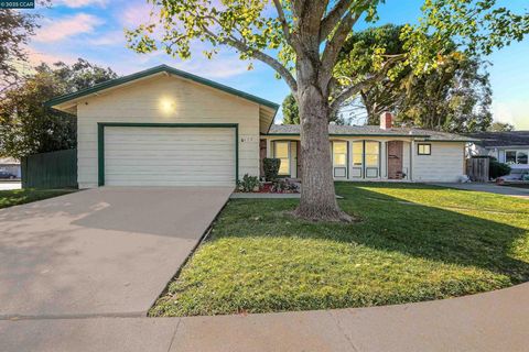 Photo of 572 Corte Cala, Vacaville, CA 95688 (MLS # 41114135) Photo of 572 Corte Cala, Vacaville, CA 95688 (MLS # 41114135)