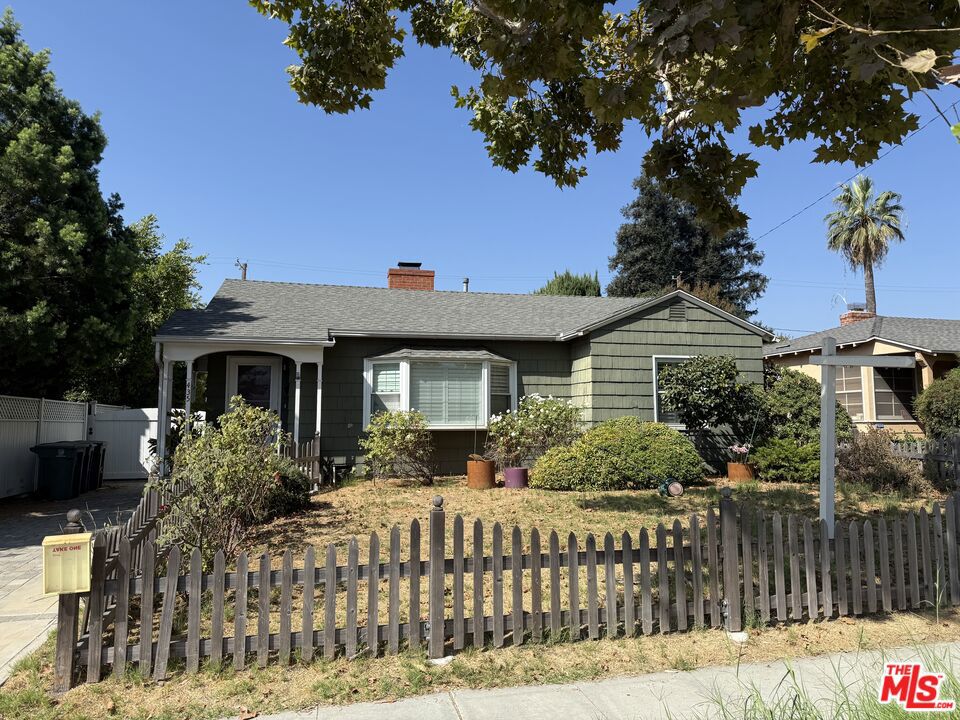 Probate Sale! This property will be offered at a live auction at the property site on Sunday, October 12, 2025 at 03:30 PM. Auction day registration will be from 2:45 PM to 03:30 PM. This Single Family Home built in 1940 features 2 bedrooms and 2 bathrooms +/-1,663 Sq Ft of living space, +/-6,634 Sq Ft lot, APN: 2445-024-022. The home features a large living room with high ceilings and skylights, a detached two-car garage, and a backyard with a patio, grassy area, and lemon tree. The garage includes additional space for storage or possible expansion. Conveniently located near the Studios and Burbank amenities. In order to bid on auction day, ALL BIDDERS MUST HAVE IN THEIR POSSESSION a cashier's check for $10,000 (MADE PAYABLE TO NDA INC.) and a blank personal check for the balance of the required 10% deposit (no exceptions). This Property is offered together with improvements thereon as is, where is, with no warranty expressed or implied. This sale is subject to court confirmation and overbid. The timing of the hearing is subject to the courts calendar approximately 2 months from the offer deadline date. After court confirmation there will be a 45-day escrow period. The Seller reserves the right to accept, counter or reject all offers. IN ALL CIRCUMSTANCES, THERE ARE NO FINANCING, APPRAISAL OR INSPECTION CONTINGENCIES. Estate of Rafik Sarkissian.