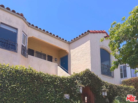 Photo of 1295 S Cochran Avenue, Los Angeles, CA 90019 (MLS # 26990475)