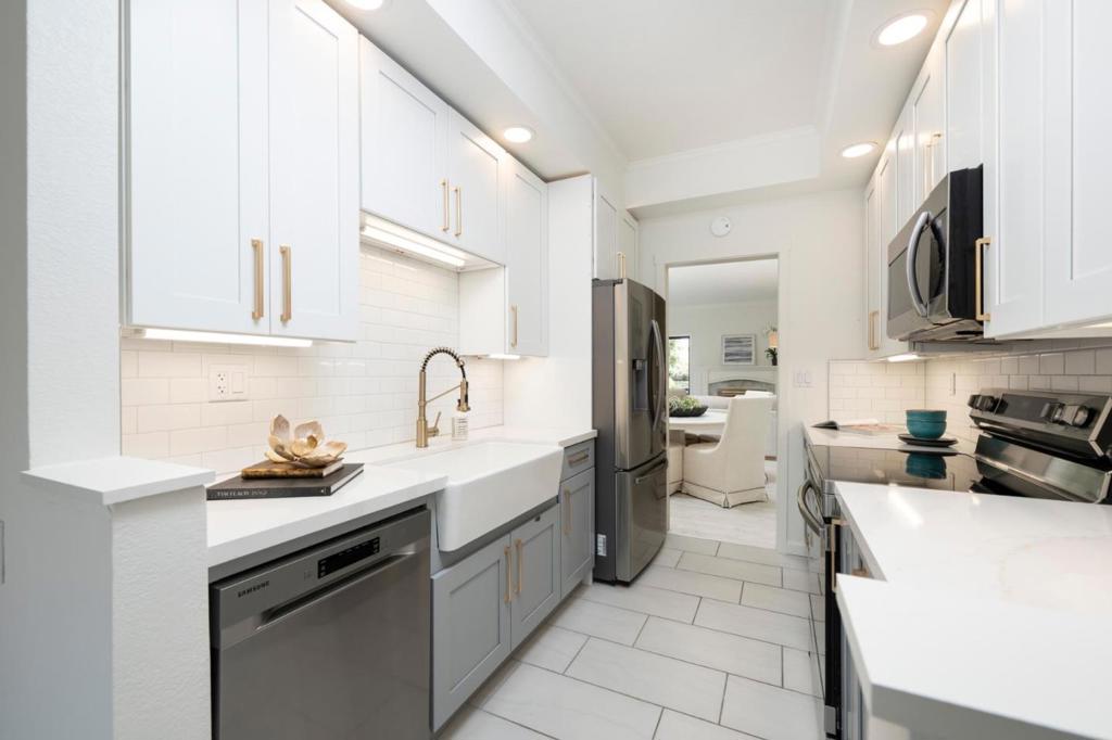 1135 Shoreline Drive