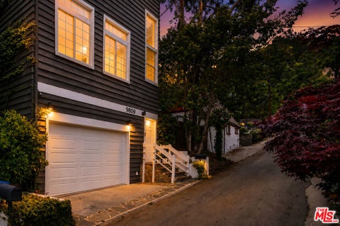 Photo of 9809 Easton Drive, Beverly Hills, CA 90210 (MLS # 26985631)