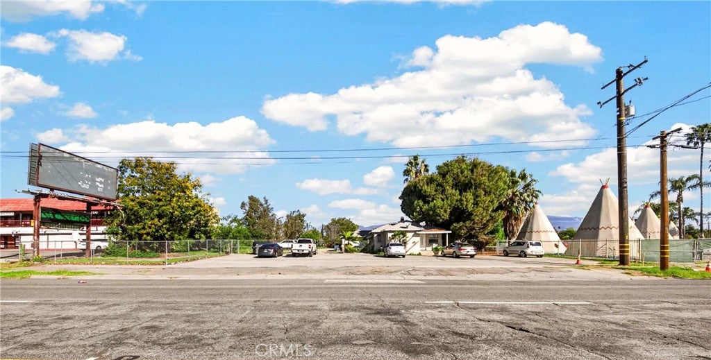 2794 E Foothill