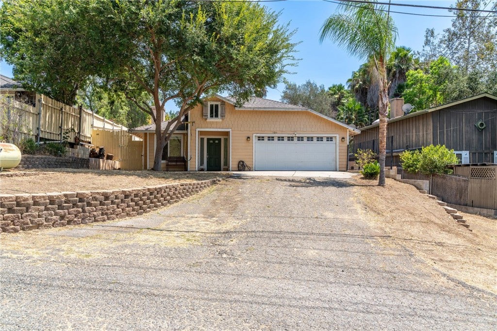 1311 E Mission