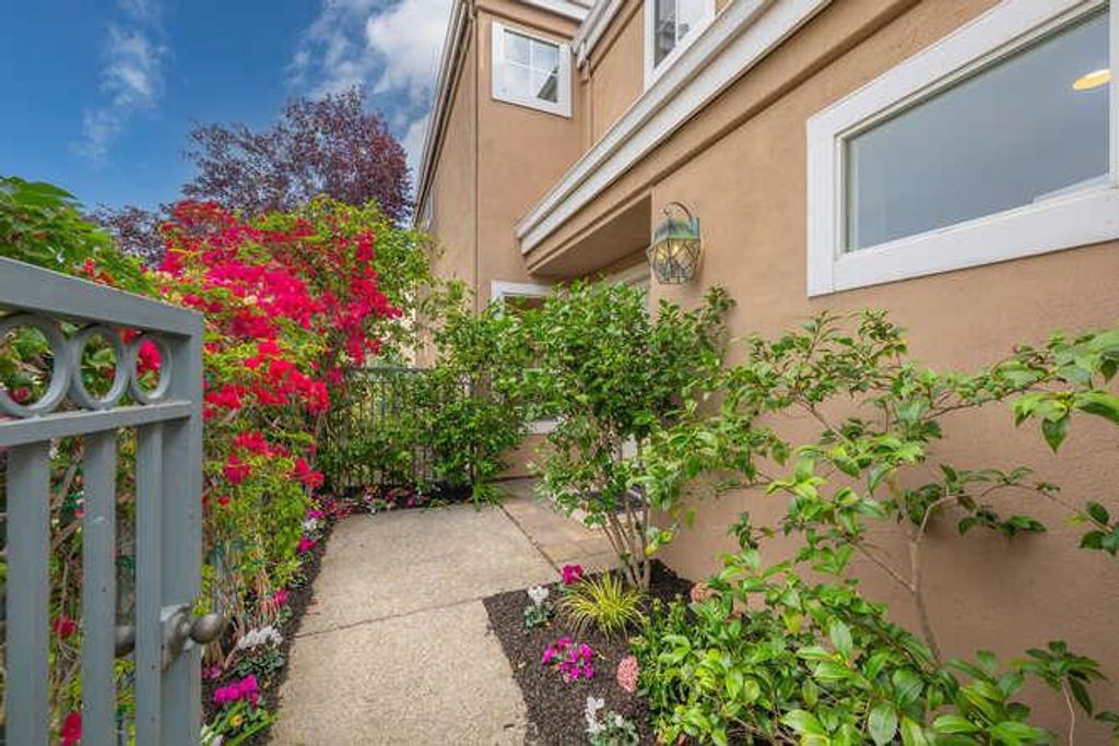 Photo of 816 Corriente Point Drive, Redwood City, CA 94065 (MLS # ML82020256)
