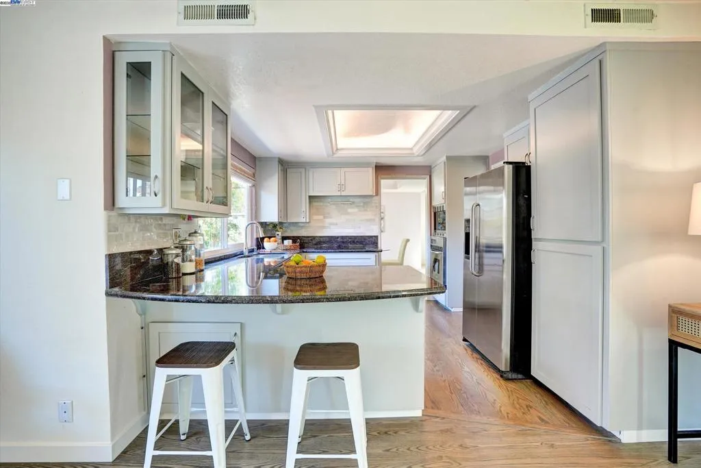 Alameda, California 94502, United States, 3 Bedrooms Bedrooms, ,3 BathroomsBathrooms,Residential,Pending,187165