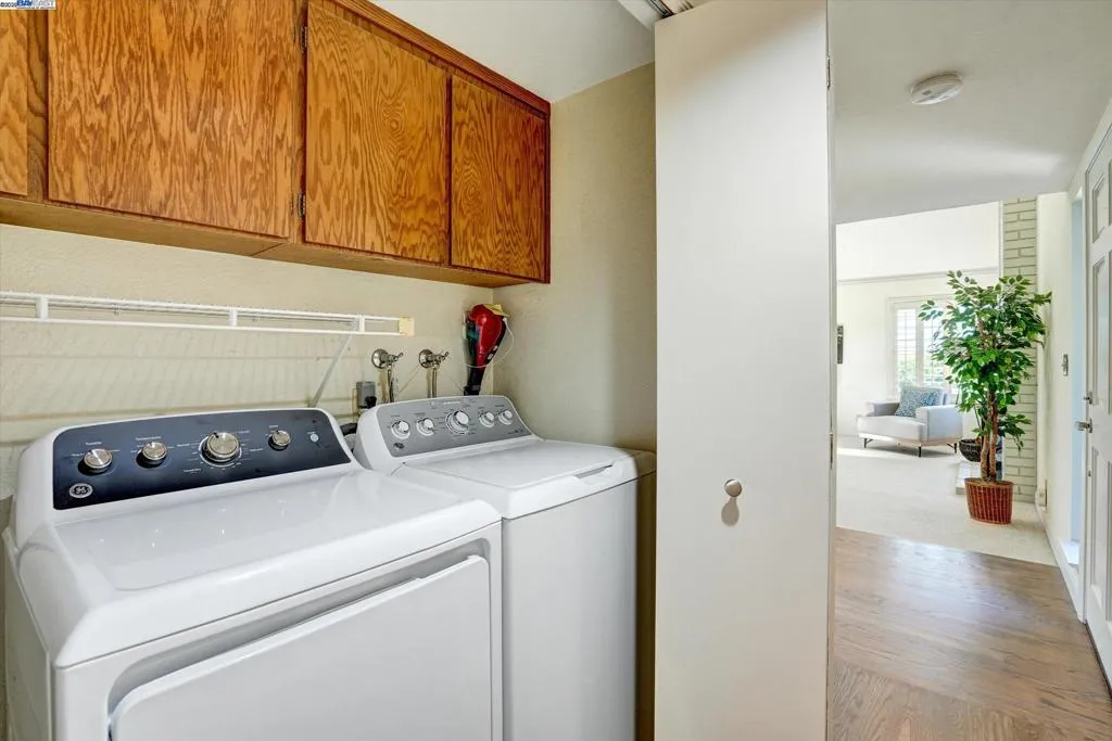 Alameda, California 94502, United States, 3 Bedrooms Bedrooms, ,3 BathroomsBathrooms,Residential,Pending,187165