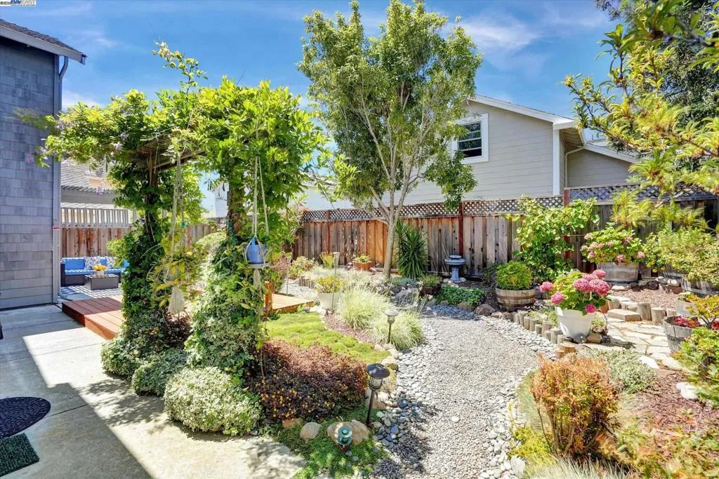 Alameda, California 94502, United States, 3 Bedrooms Bedrooms, ,3 BathroomsBathrooms,Residential,Pending,187165