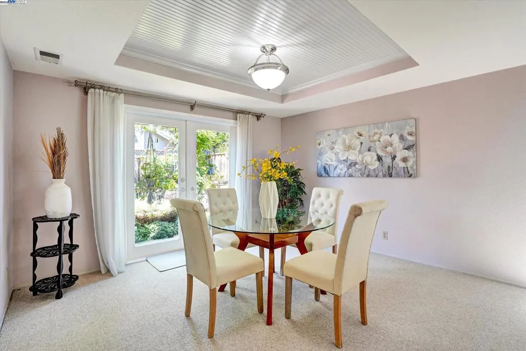 Alameda, California 94502, United States, 3 Bedrooms Bedrooms, ,3 BathroomsBathrooms,Residential,Pending,187165