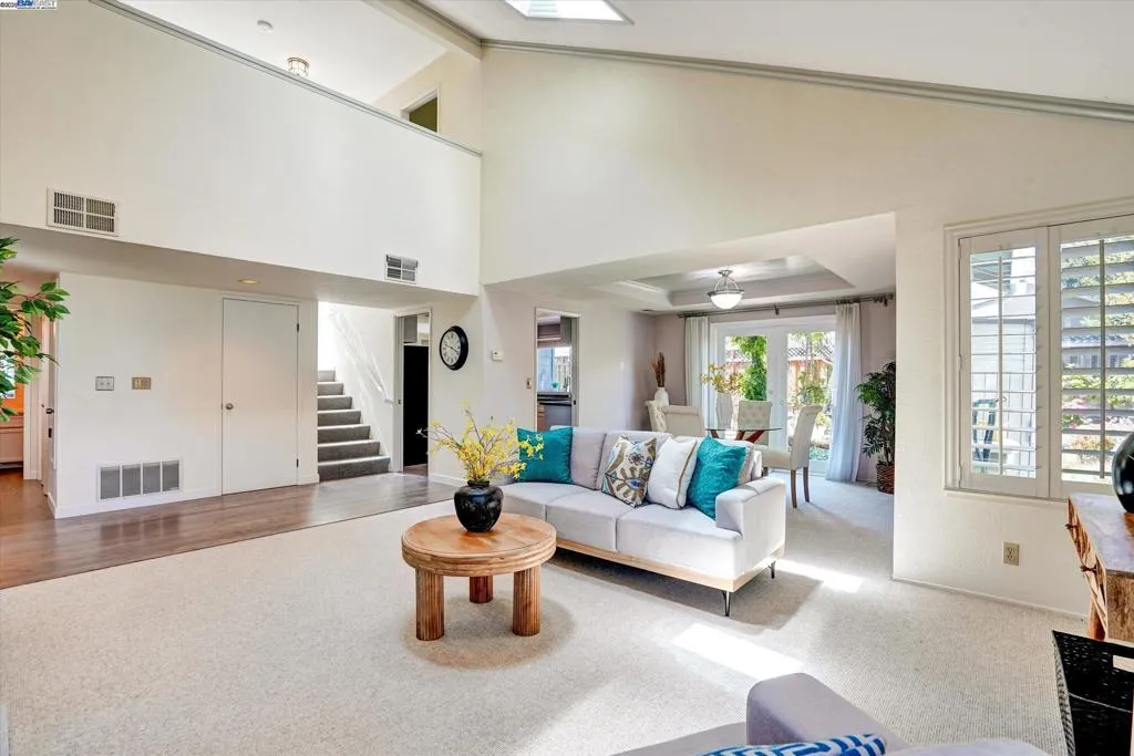 Alameda, California 94502, United States, 3 Bedrooms Bedrooms, ,3 BathroomsBathrooms,Residential,Pending,187165