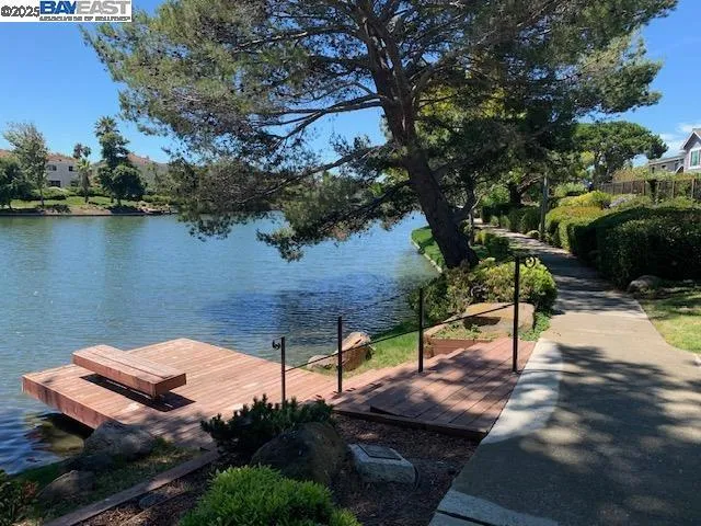 Alameda, California 94502, United States, 3 Bedrooms Bedrooms, ,3 BathroomsBathrooms,Residential,Pending,187165