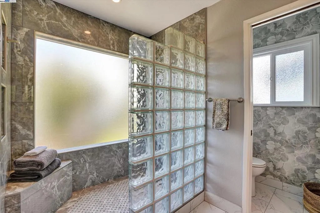 Alameda, California 94502, United States, 3 Bedrooms Bedrooms, ,3 BathroomsBathrooms,Residential,Pending,187165