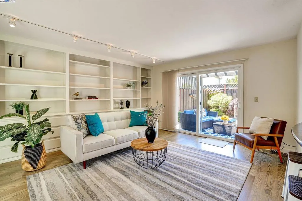 Alameda, California 94502, United States, 3 Bedrooms Bedrooms, ,3 BathroomsBathrooms,Residential,Pending,187165