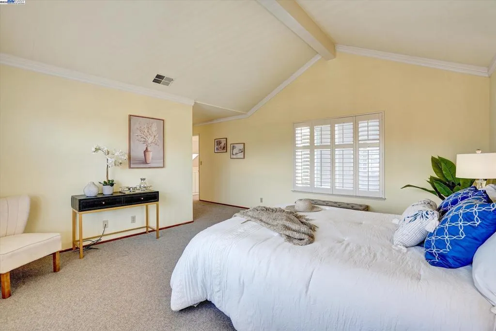 Alameda, California 94502, United States, 3 Bedrooms Bedrooms, ,3 BathroomsBathrooms,Residential,Pending,187165