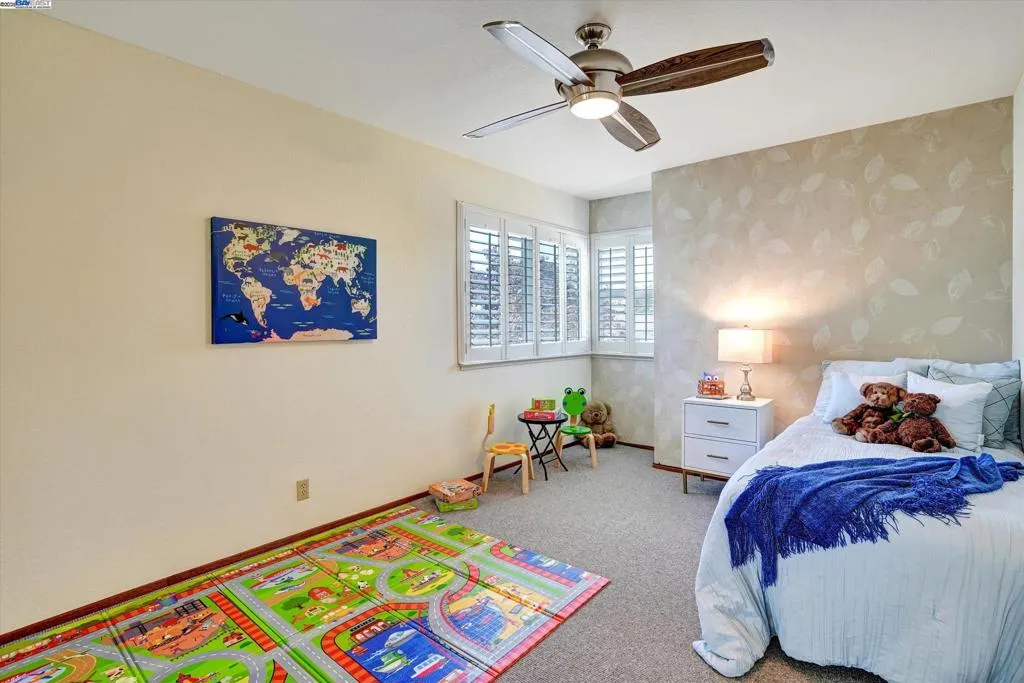 Alameda, California 94502, United States, 3 Bedrooms Bedrooms, ,3 BathroomsBathrooms,Residential,Pending,187165