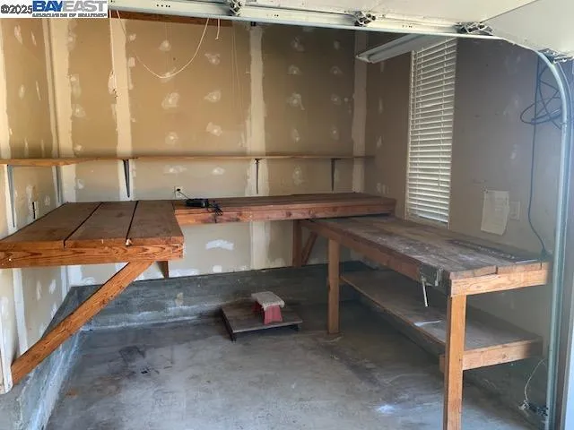 Alameda, California 94502, United States, 3 Bedrooms Bedrooms, ,3 BathroomsBathrooms,Residential,Pending,187165