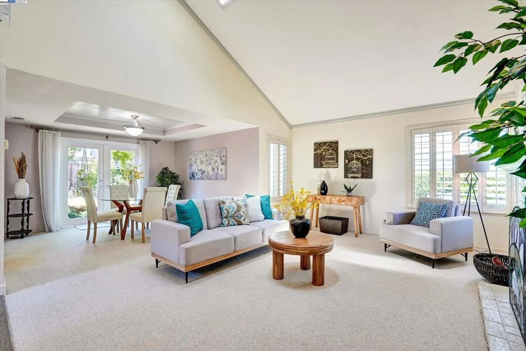 Alameda, California 94502, United States, 3 Bedrooms Bedrooms, ,3 BathroomsBathrooms,Residential,Pending,187165