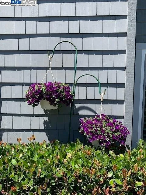 Alameda, California 94502, United States, 3 Bedrooms Bedrooms, ,3 BathroomsBathrooms,Residential,Pending,187165