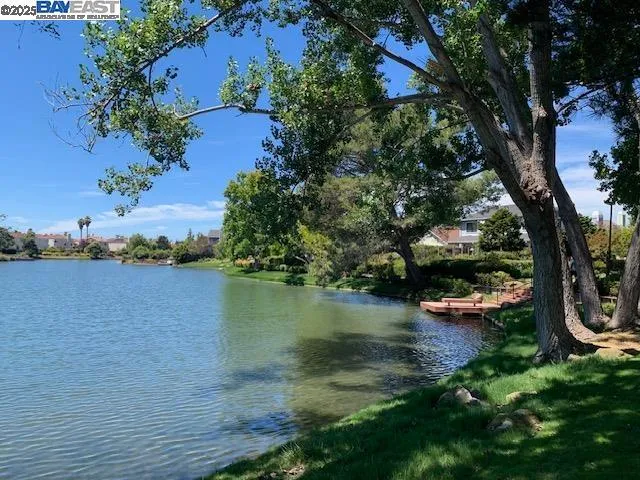 Alameda, California 94502, United States, 3 Bedrooms Bedrooms, ,3 BathroomsBathrooms,Residential,Pending,187165