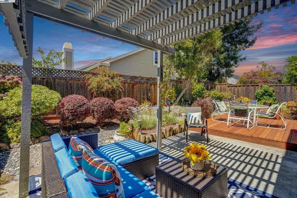 Alameda, California 94502, United States, 3 Bedrooms Bedrooms, ,3 BathroomsBathrooms,Residential,Pending,187165