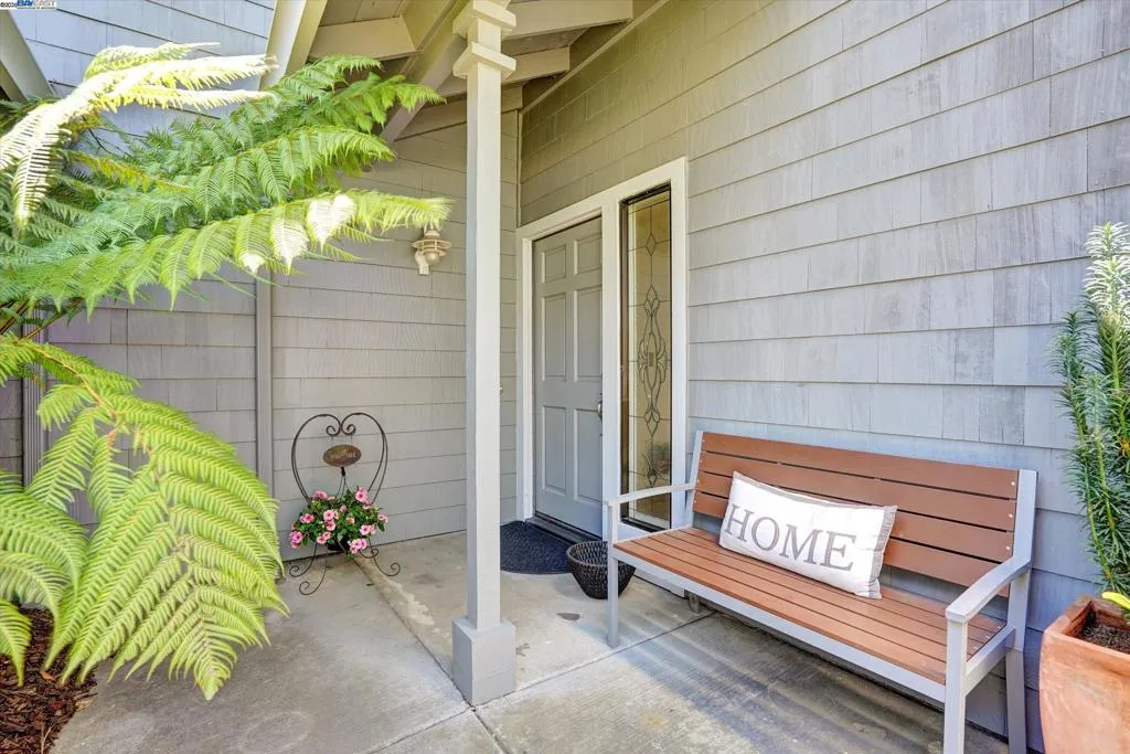 Alameda, California 94502, United States, 3 Bedrooms Bedrooms, ,3 BathroomsBathrooms,Residential,Pending,187165