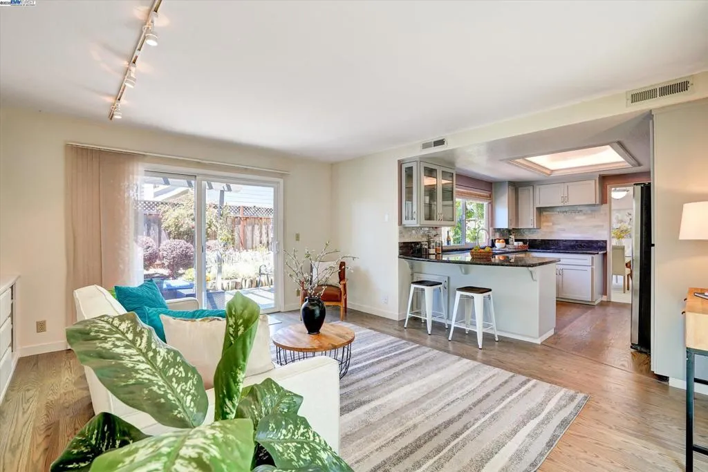 Alameda, California 94502, United States, 3 Bedrooms Bedrooms, ,3 BathroomsBathrooms,Residential,Pending,187165