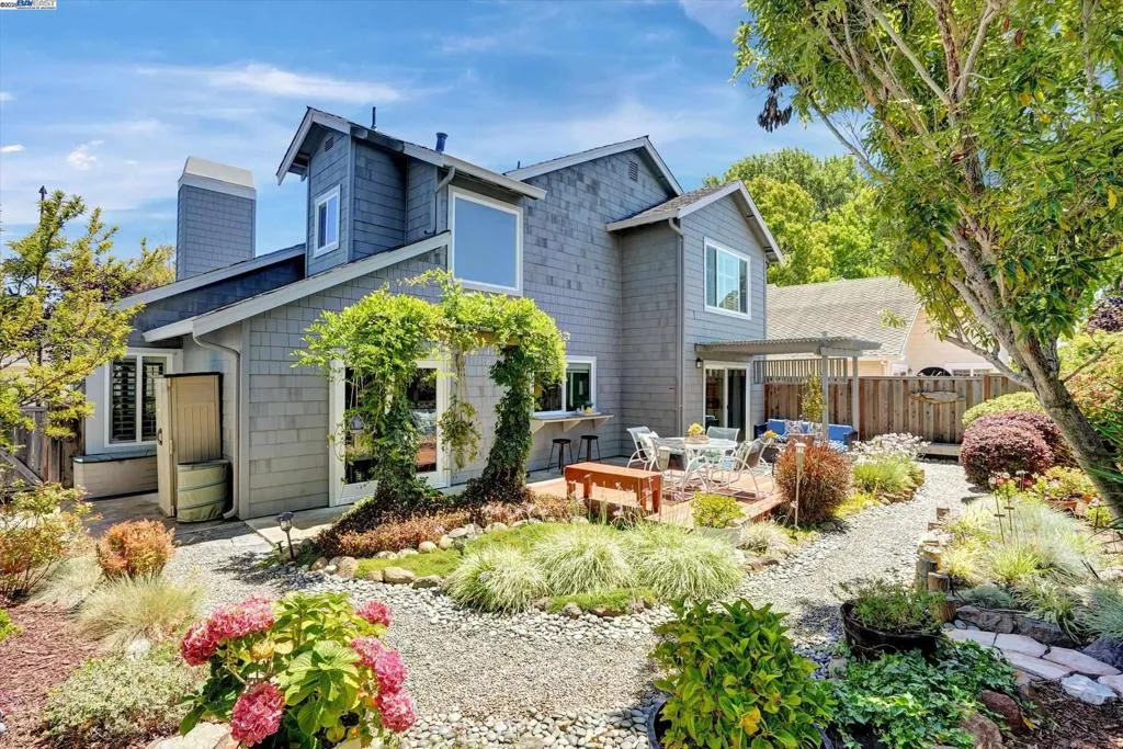 Alameda, California 94502, United States, 3 Bedrooms Bedrooms, ,3 BathroomsBathrooms,Residential,Pending,187165