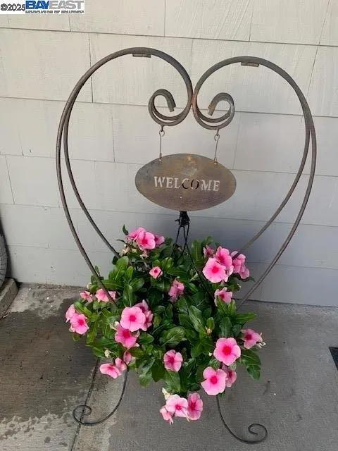 Alameda, California 94502, United States, 3 Bedrooms Bedrooms, ,3 BathroomsBathrooms,Residential,Pending,187165