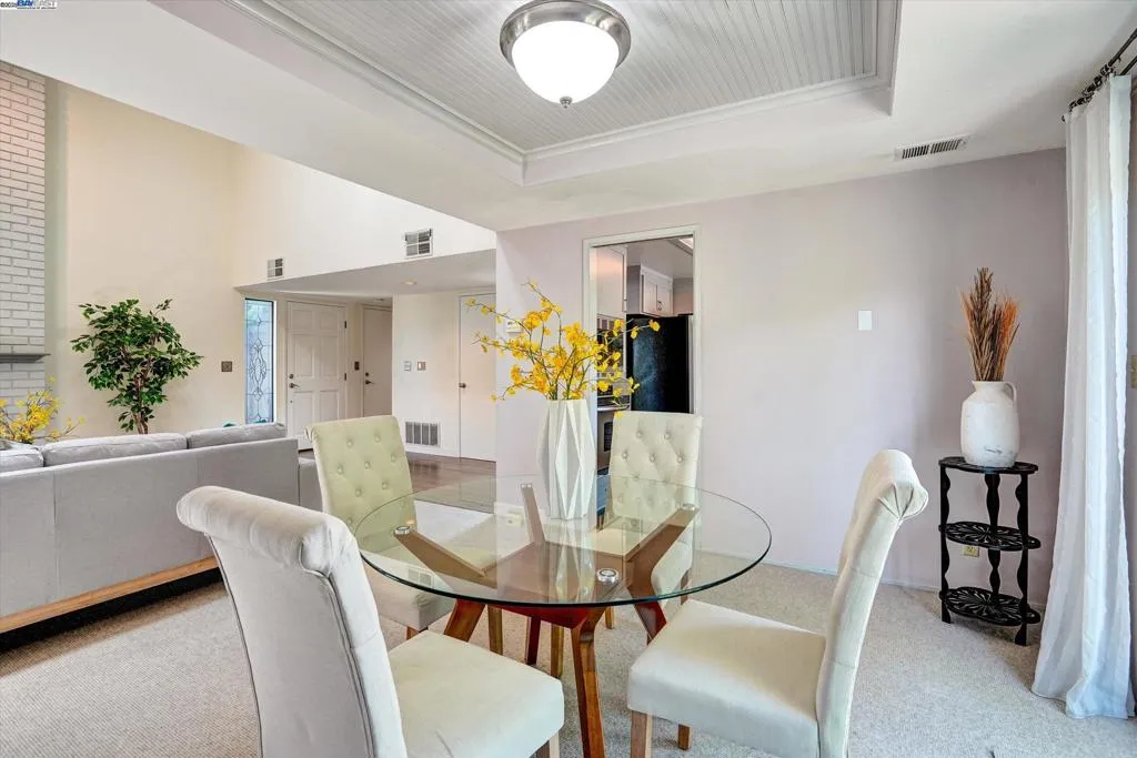 Alameda, California 94502, United States, 3 Bedrooms Bedrooms, ,3 BathroomsBathrooms,Residential,Pending,187165