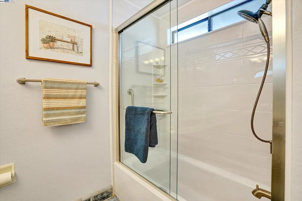 Alameda, California 94502, United States, 3 Bedrooms Bedrooms, ,3 BathroomsBathrooms,Residential,Pending,187165