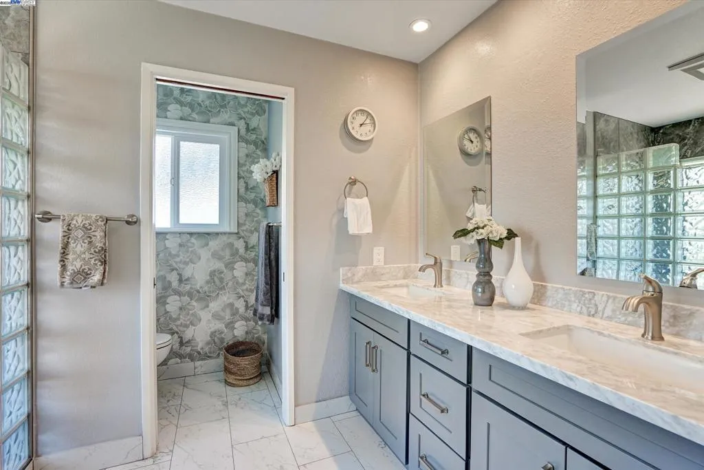 Alameda, California 94502, United States, 3 Bedrooms Bedrooms, ,3 BathroomsBathrooms,Residential,Pending,187165