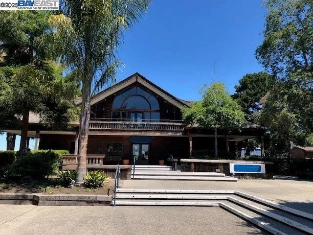 Alameda, California 94502, United States, 3 Bedrooms Bedrooms, ,3 BathroomsBathrooms,Residential,Pending,187165