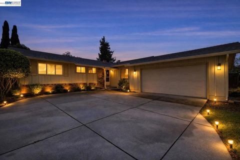 Photo of 2662 Forrest Ct Ct, Fremont, CA 94536 (MLS # 41132073)