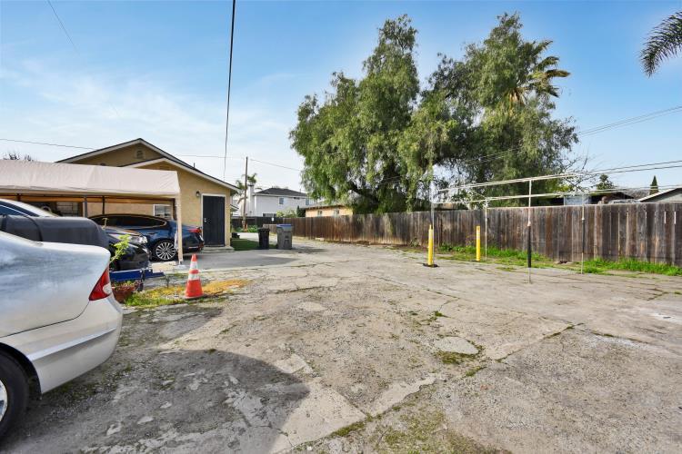2138 E San Antonio Street