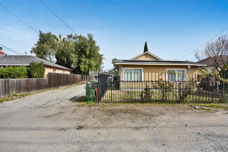 2138 E San Antonio Street