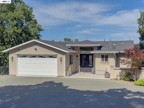Photo of 1516 Pleasant Hill Rd Rd, Lafayette, CA 94549 (MLS # 41132690)
