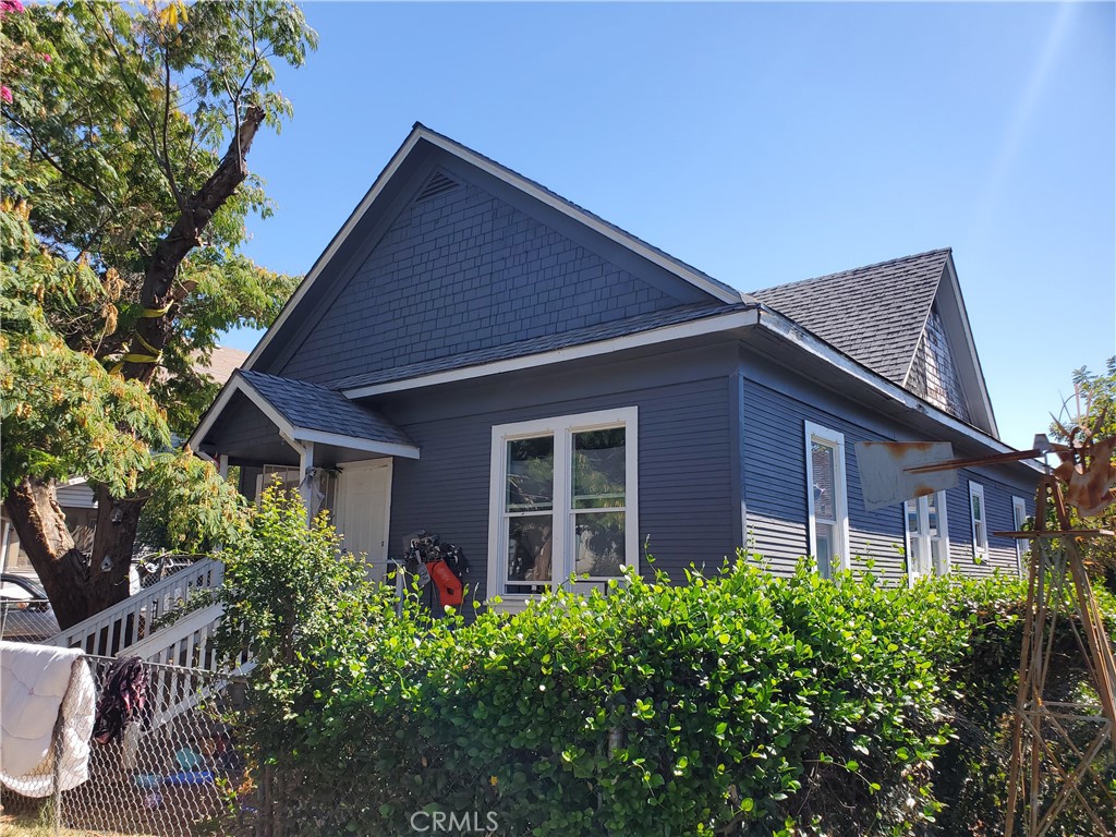 Two charming homes on one lot, conveniently located within the Oroville city limits. The first home features 2 bedrooms and 1 bathroom, while the second unit offers 1 bedroom and 1 bathroom.
Both homes are currently rented, making this a turnkey investment with immediate income potential.
Located close to shopping, parks, the river, and downtown Oroville, these homes offer both convenience and lifestyle. Easy access to Hwy 70 and Hwy 99 makes commuting to Chico, Yuba City, and surrounding areas a breeze.