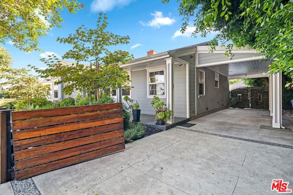 Photo of 5618 Saint Clair Avenue, Valley Village, CA 91607 (MLS # 26664669)