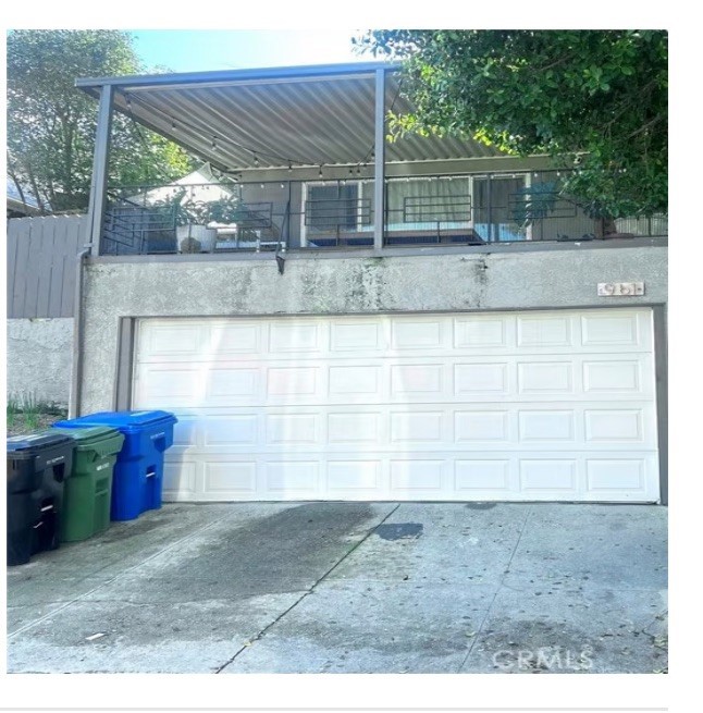This charming single-family home in Los Angeles is available for rent at $7,000 per month. Built in 1958, this spacious 3-bedroom, 2-bathroom residence offers 1,800 square feet of comfortable living space on a large 7,473 square foot lot.
The home features central air for your comfort and includes a convenient 2-car garage. The interior is designed for easy living, with a functional layout and ample natural light. The property is available either furnished or unfurnished, depending on the prospective tenant's needs.
You'll also find a washer and dryer included with the property. Located at 961 Terrace 49, this home provides a wonderful opportunity to enjoy a well-maintained property in a desirable Los Angeles neighborhood.