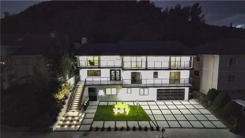 Photo of 3381 Oakmont View Dr, Glendale, CA 91208 (MLS # GD26007789)