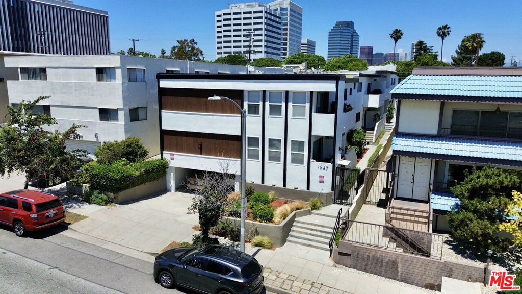 Properties 1 1247 Berkeley Street