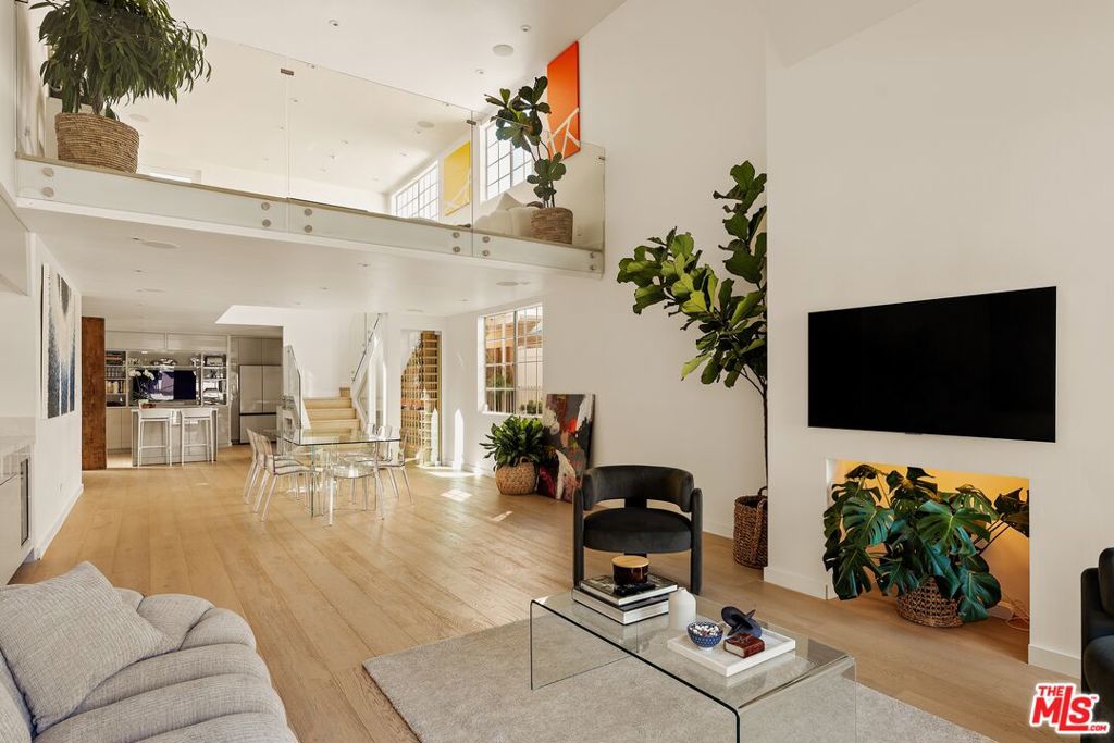 Photo of 1129 Larrabee Street #7, West Hollywood, CA 90069 (MLS # 26102768)
