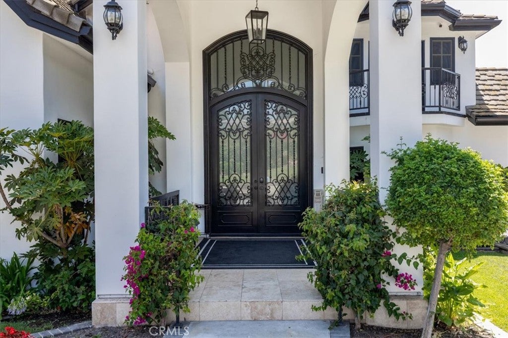 195 Flowerfield Lane