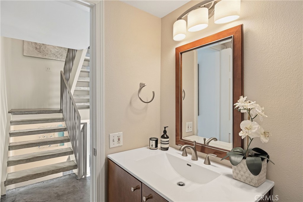 1140 Manhattan Beach D