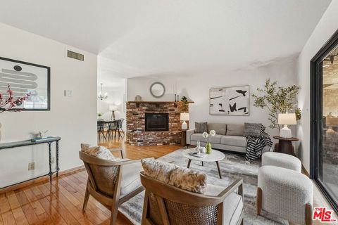 Photo of 645 E Magnolia Boulevard #F, Burbank, CA 91501 (MLS # 26633613)