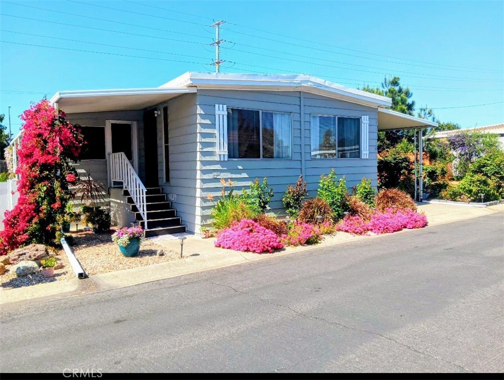 "No Property Tax $68.00 a year for registration."
Beautifully renovated 2/2 in Valle Verde Estates, 55 and up community. Second individual can be 45 and up. The home was renovated in late 2022. new kitchen, baths, all vinyl flooring, and new roof, new vinyl fencing in 2023All vinyl flooring throughout! Sunroom is 300 sq ft, has upgraded sun shades on outside windows for heat reduction and is not currently heated/cooled but could easily be heated/cooled with a mini-split or AC unit in wall. Beautiful grey shaker cabinets in kitchen with pantry and island with storage. $68.00 registration fee and rent controlled park @ $650.00 per month.
