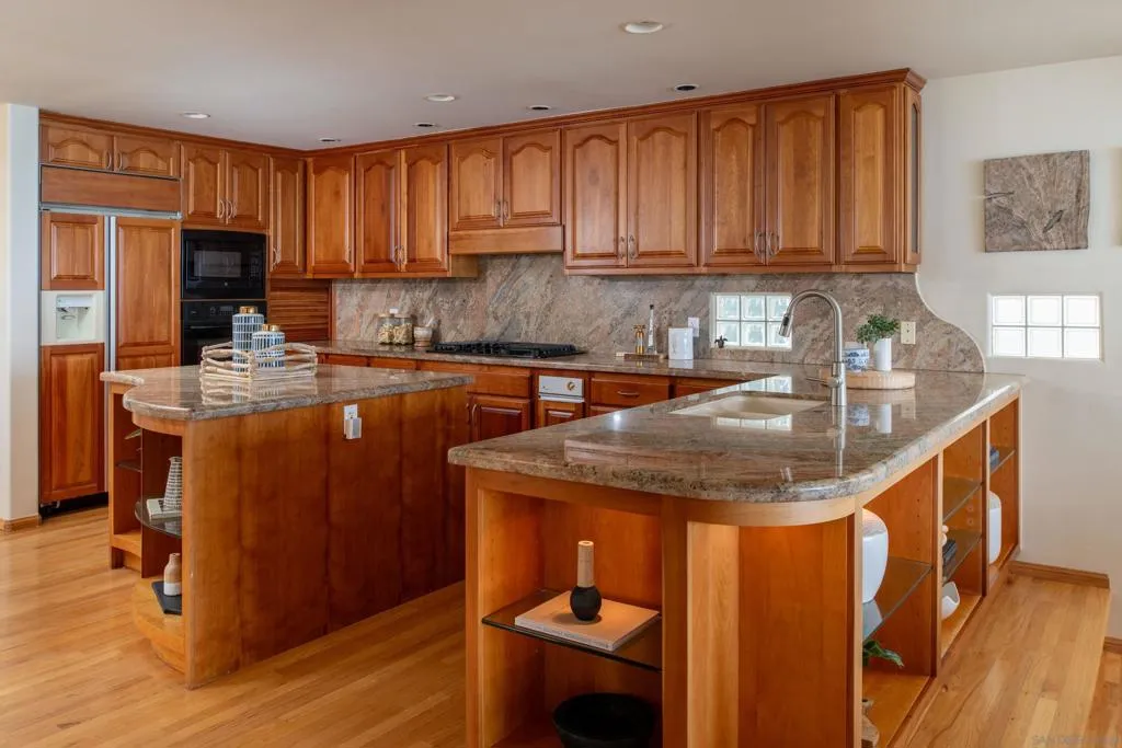 La Jolla, California 92037, United States, 4 Bedrooms Bedrooms, ,4 BathroomsBathrooms,Residential,Active,184610