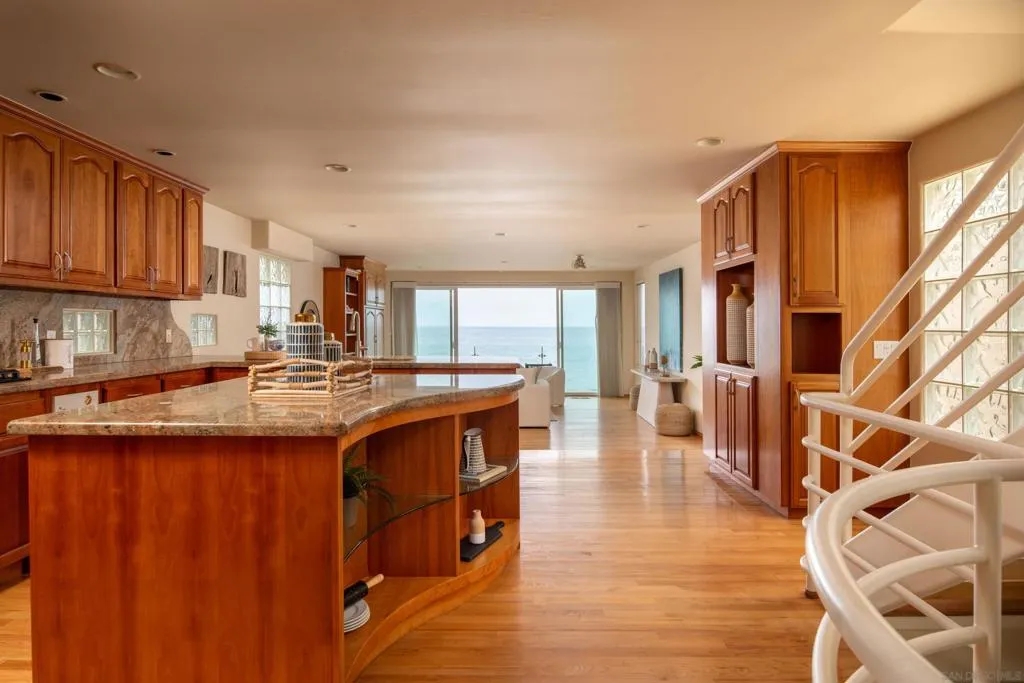 La Jolla, California 92037, United States, 4 Bedrooms Bedrooms, ,4 BathroomsBathrooms,Residential,Active,184610